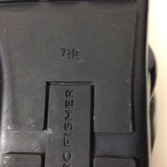 Marc Fisher Black Thong Sandals, 7 1/2M - Picture 7 of 8